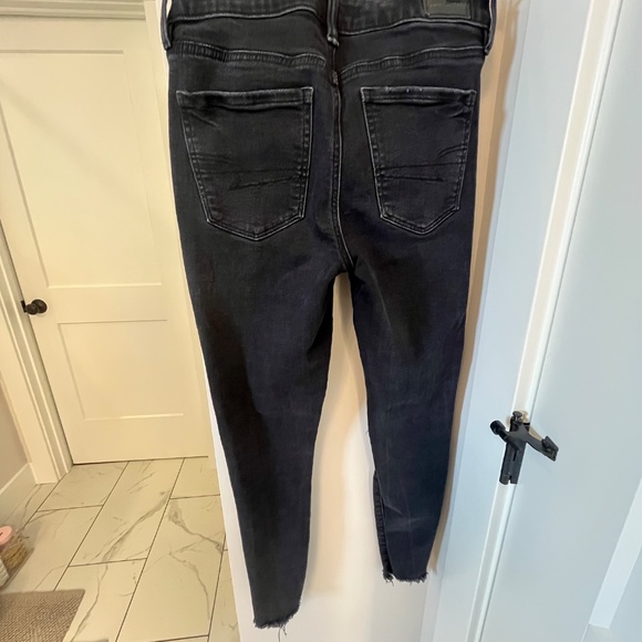 American Eagle Size 6 Super Stretch Black Distressed Jeans*LIKE NEW* - Picture 2 of 4